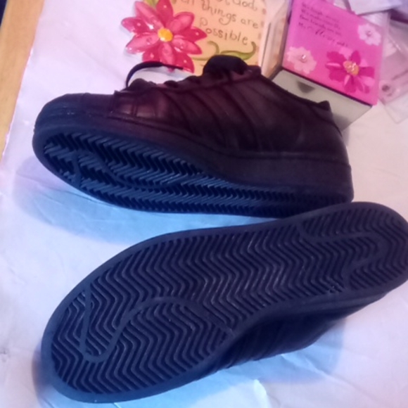 Adidas sneakers size 7 - Picture 2 of 7